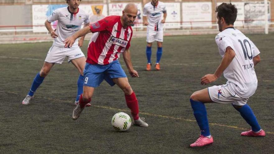 Quintairos protege el balón ante Joaquín Peña y Damián.