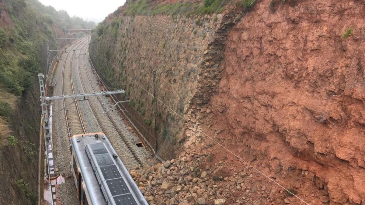 Detalle del desprendimiento de tierras que ha hecho descarrilar al tren en Vacarisses