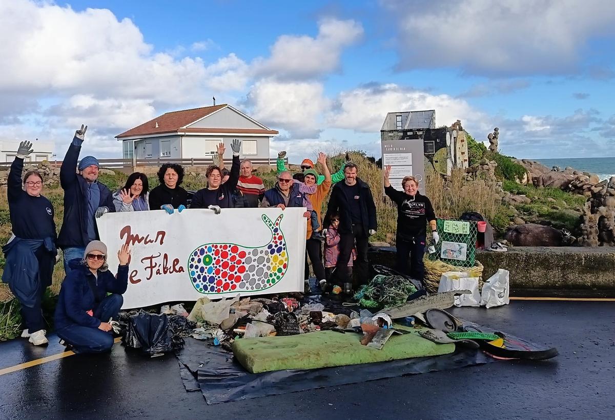 Voluntarios y vecinos que participaron en la jornada de limpieza.