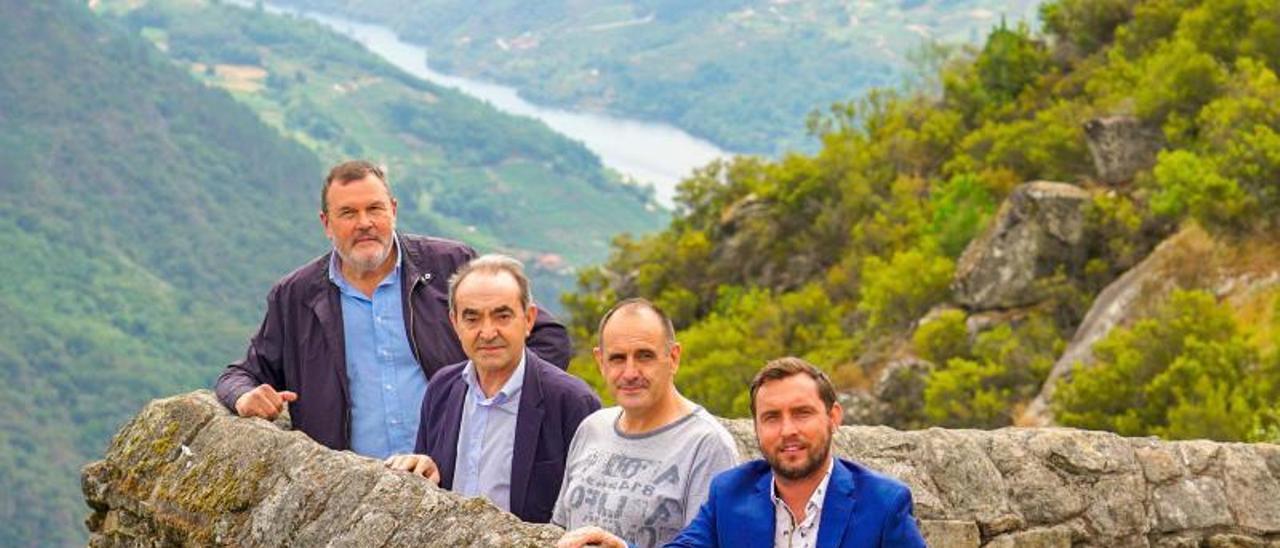 Desde la izquierda, los alcaldes de Nogueira de Ramuín, A Teixeira y Parada do Sil, César Parente, Miguel Antonio Cid y Aquilio Domínguez, respectivamente, y el director y actor Rubén Riós.