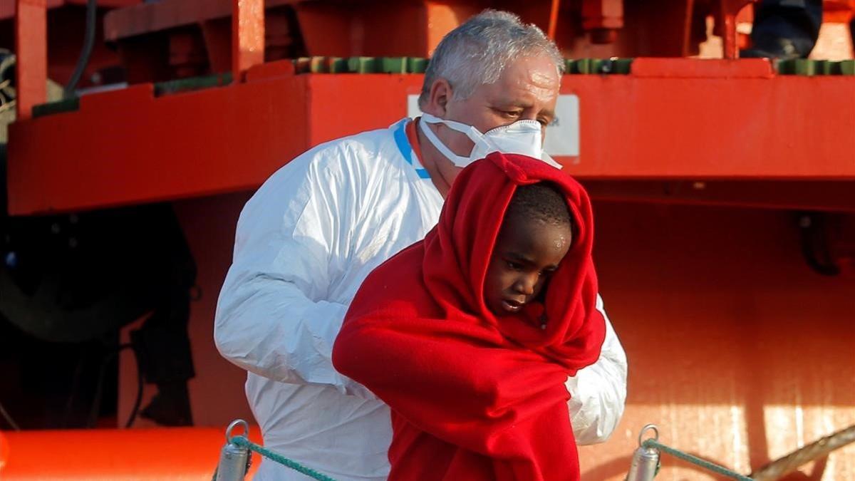 Un niño rescatado de una patera en el Mar de Alborán es desembarcado en el puerto de Málaga