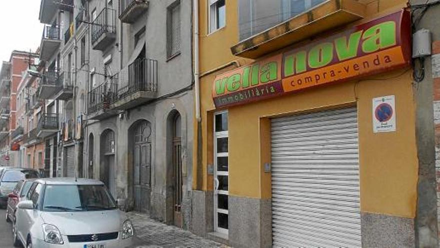 A la dreta, l&#039;edifici groc on vivia el detingut, al carrer Jorbetes, 24, que antigament acollia una immobiliària