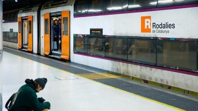 Un passatger, en una andana de Rodalies de Barcelona.