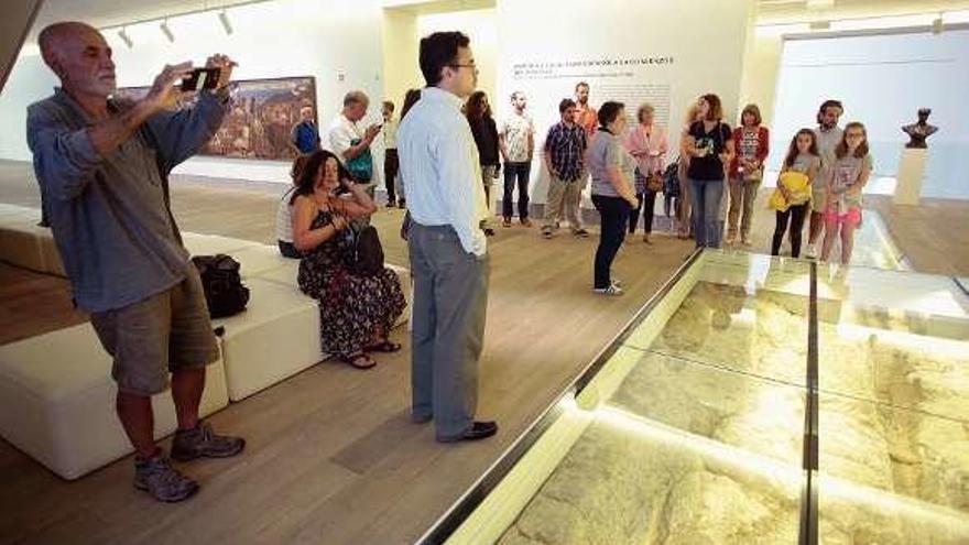 Los participantes en la Ruta Azul hacen escala en el Bellas Artes para visitar la fuente de la Rúa.