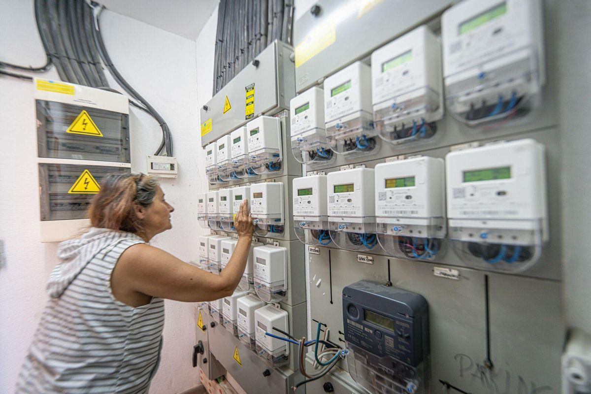 Barcelona 15/07/2025 Sociedad. Reportaje de un bloque de Sabadell que han podido instalar un contador social de la luz (denuncian que se han instalado muy pocos). Sara (663272575) PERSONAJE: Sara. AUTOR: MANU MITRU