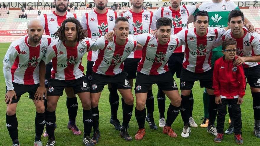 Fer, segundo por la izquierda entre los agachados, volvió a salir en el equipo titular.