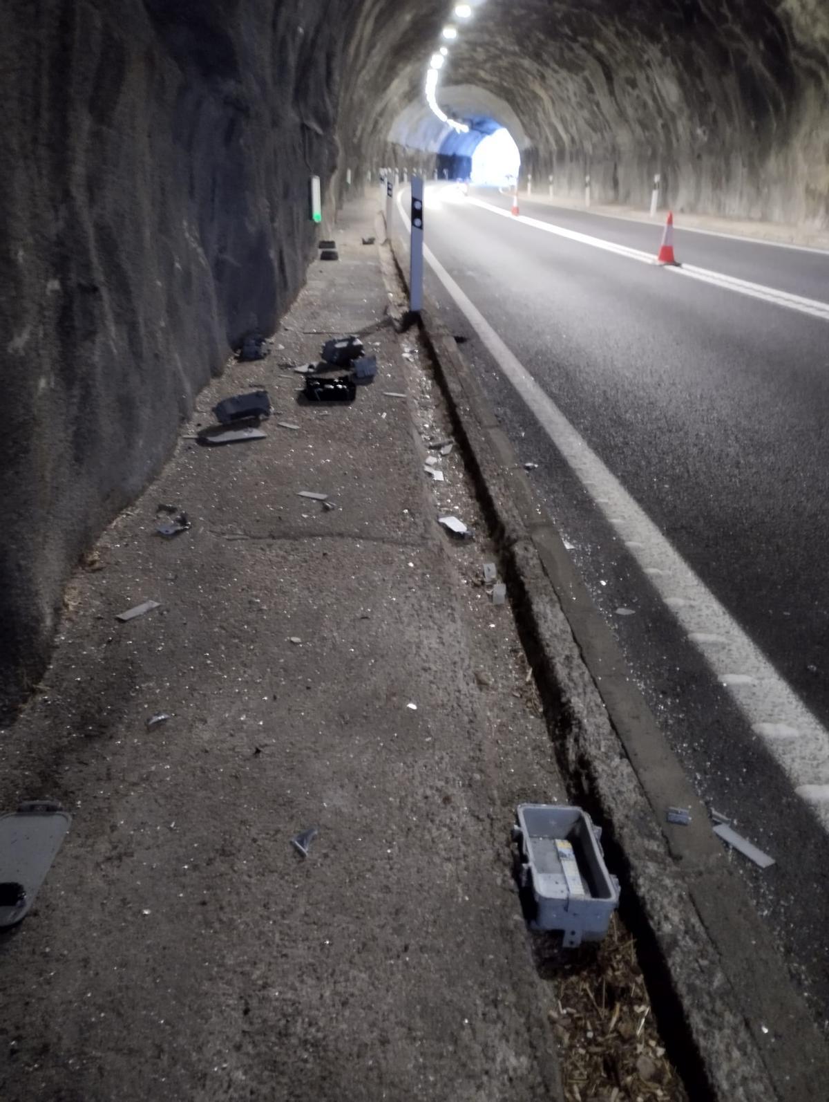 Part dels llums que han acabat a terra a causa de l'impacte