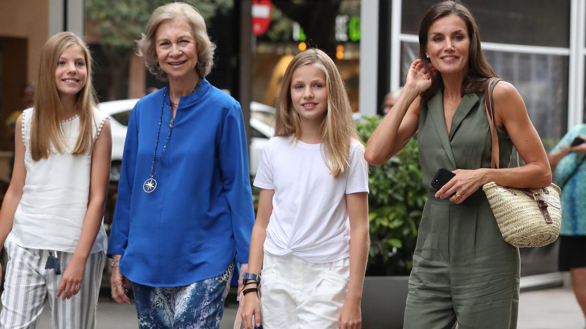 La reina Letizia luciendo un capazo, junto a sus hijas y la reina Sofía, en Mallorca (2019).