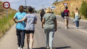  Familiares de la mujer desaparecida se encuentran en las inmediaciones de los perímetros de búsqueda en los que este sábado miembros de la Unidad Militar de Emergencias (UME) participan buscando a la mujer desaparecida en Valmojado (Toledo).