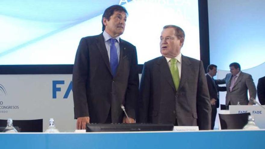 Javier Fernández y Severino García Vigón, juntos, al inicio de la asamblea de la FADE.