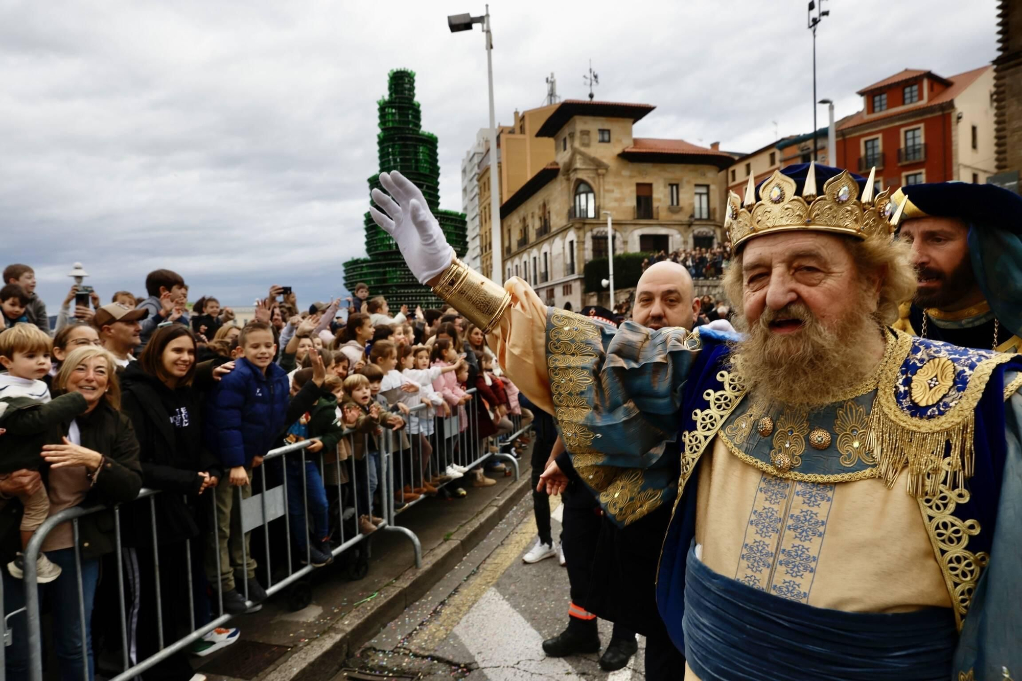En imágenes: Los Reyes Magos desembarcan en Gijón