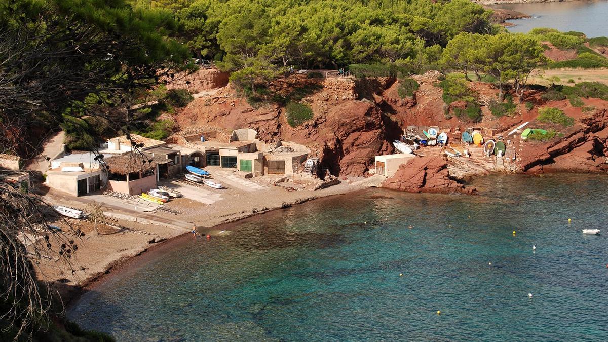 Die Schuppen in Port des Canonge begrenzen den Strand.