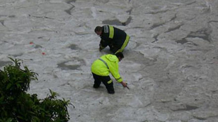 Un granizada cubre Badajoz con casi un metro de hielo