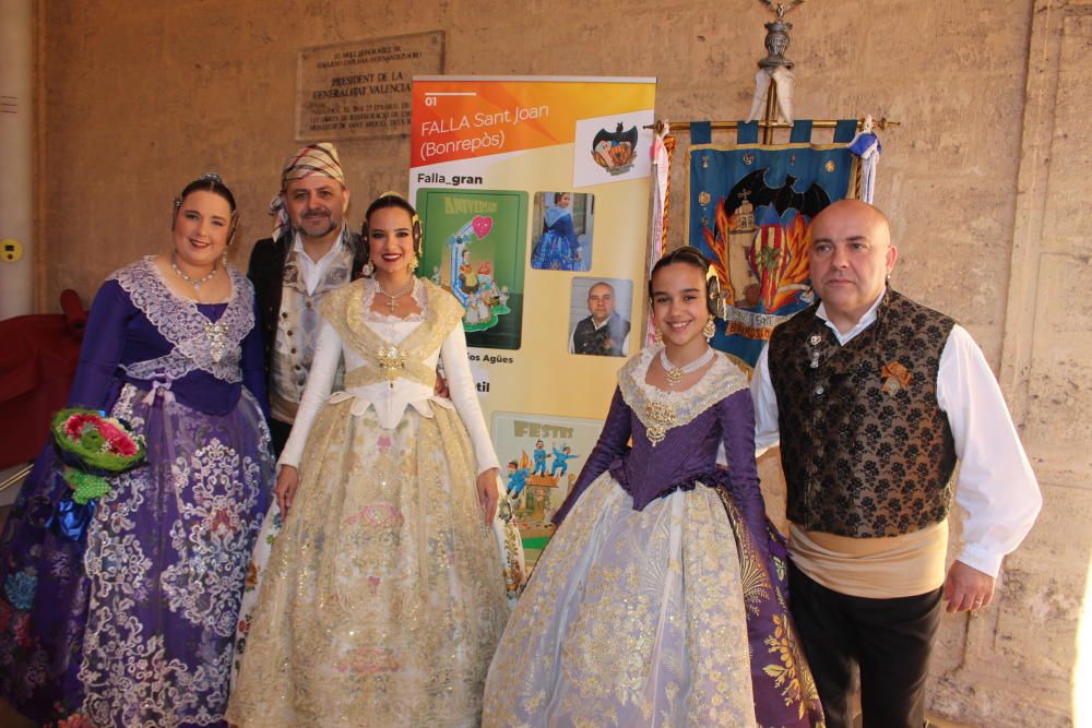 Marina y Sara, con el expositor de la falla de Bonrepós. Esta agrupación tiene la rareza de tener dos fallas de poblaciones que no están en la JCF: ésta y la de Almàssera. Algo que sólo ocurre en Quatre Carreres con la de Sedaví.