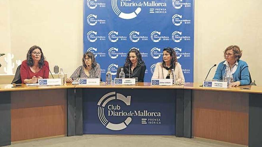 Las cinco ponentes durante la mesa redonda celebrada ayer en el Club Diario de Mallorca .