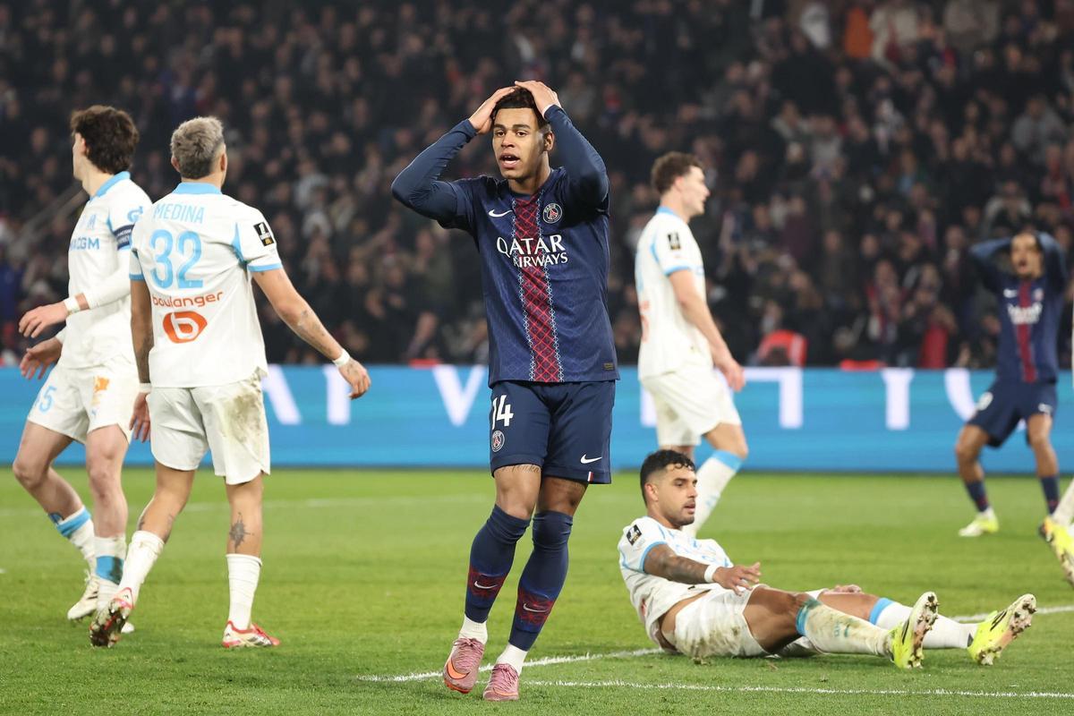 Désiré Doué se lamenta una oportunidad de gol desaprovechada