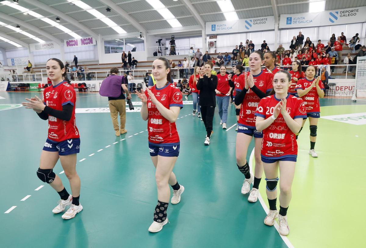 Derbi de balonmano entre el Mecalia Guardés y el Orbe Zendal Porriño, en imágenes