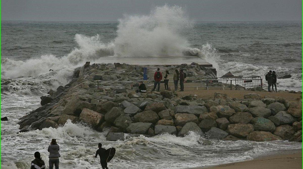 undefined47854833 barcelona 22 04 2019  olas en la playa de la barceloneta  zo190422201249