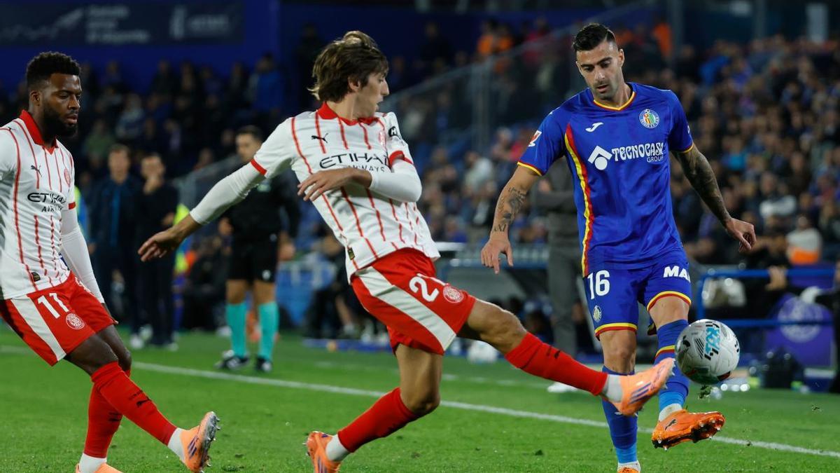 Bryan Gil i Lemar, amb Diego Rico durant el Getafe-Girona d'aquesta temporada