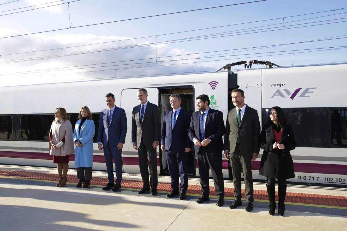 Las autoridades, antes de subir al AVE en la estación de Elche rumbo a Murcia.