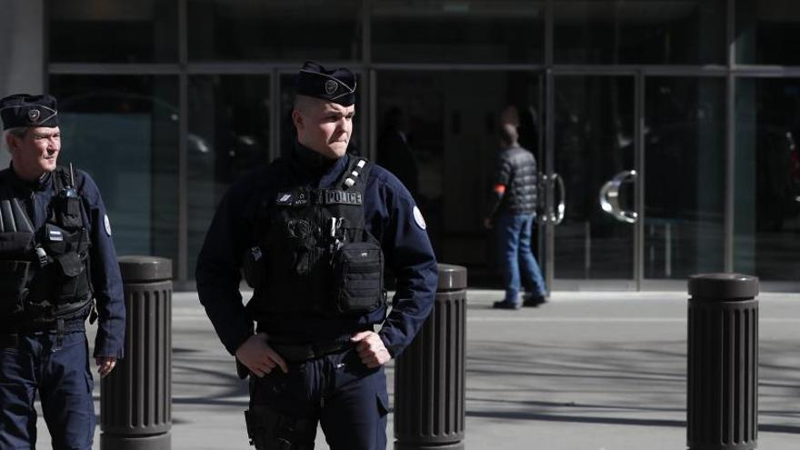 Agentes vigilan la sede del FMI en París.