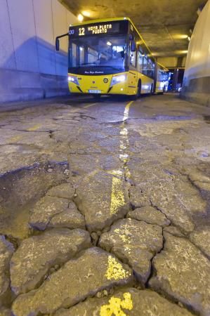 Mal estado y los baches en los accesos al intercambiador de Santa Catalina