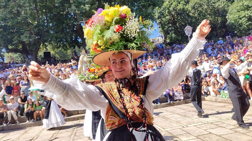 Una multitud abarrota el atrio de Darbo para rendir culto a la romería y su ancestral danza