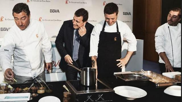 Àlex Carrera cuinant a Bilbao amb els tres germans Roca, en una activitat de l’any 2017.