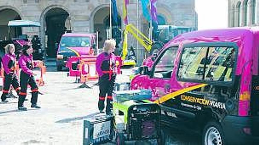 Antiguos trabajadores de Alvargonzález Contratas, en la plaza Mayor.