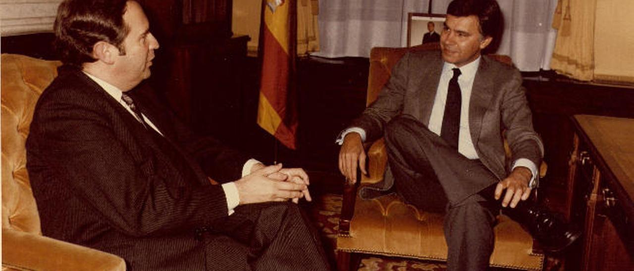 Una de las reuniones que mantuverion el presidente del Gobierno canarios, Jerónimo Saavedra con su homólogo estatal Felipe González.