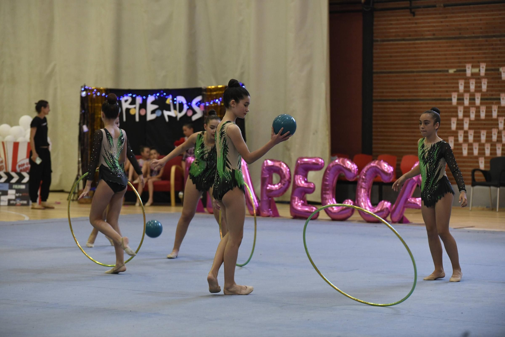 GALERÍA | Las gimnastas del Rítmica Mapecca exhiben su talento en el Manuel Camba
