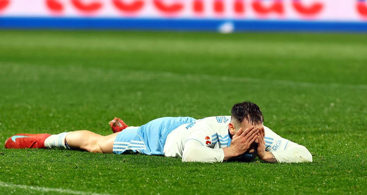 Marcos Cuenca se tapa los ojos tras un remate en el partido ante el Sanse.