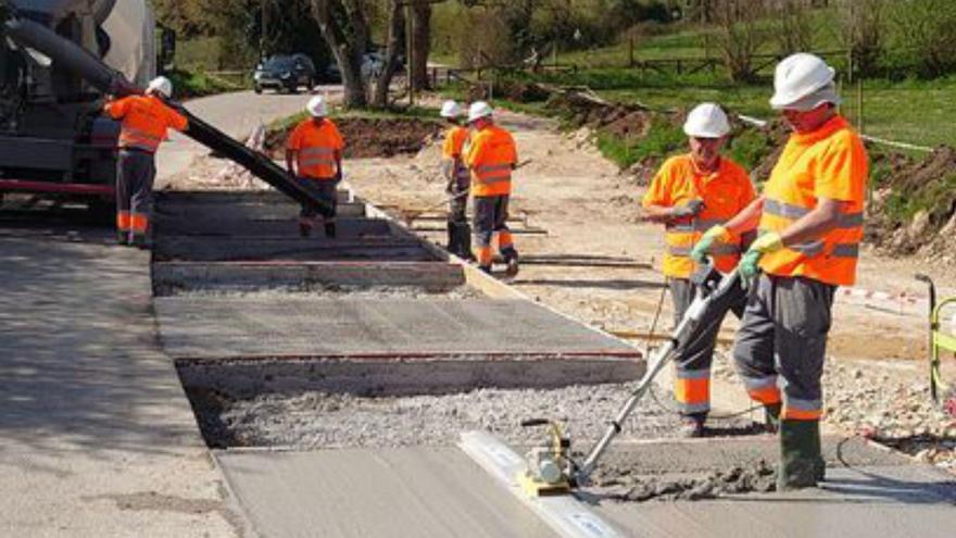 Operarios en una obra.| Cedida a Lne