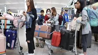El truco viral para no tener que facturar la maleta de mano en los aeropuertos