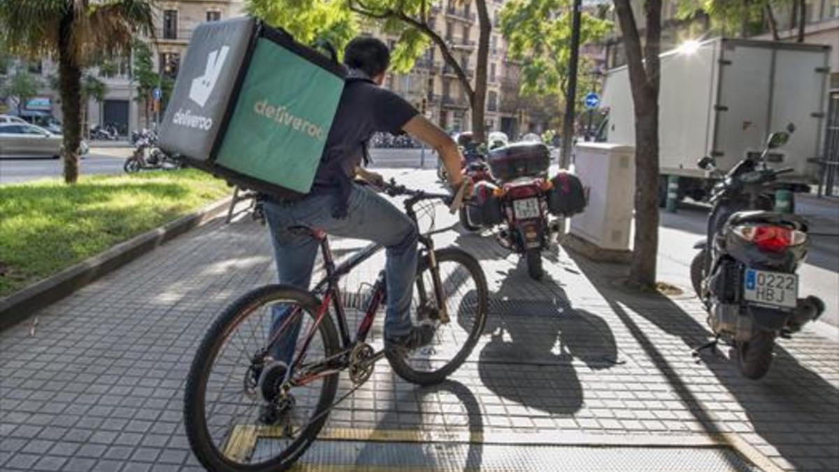 En el limbo 8Un repartidor de la plataforma de entrega rápida de comida a domicilio Deliveroo.