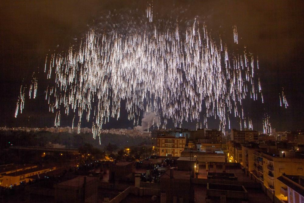 La Palmera de la Virgen ha hecho que la noche se convierta en día, en el cierre de la Nit de l''Albà