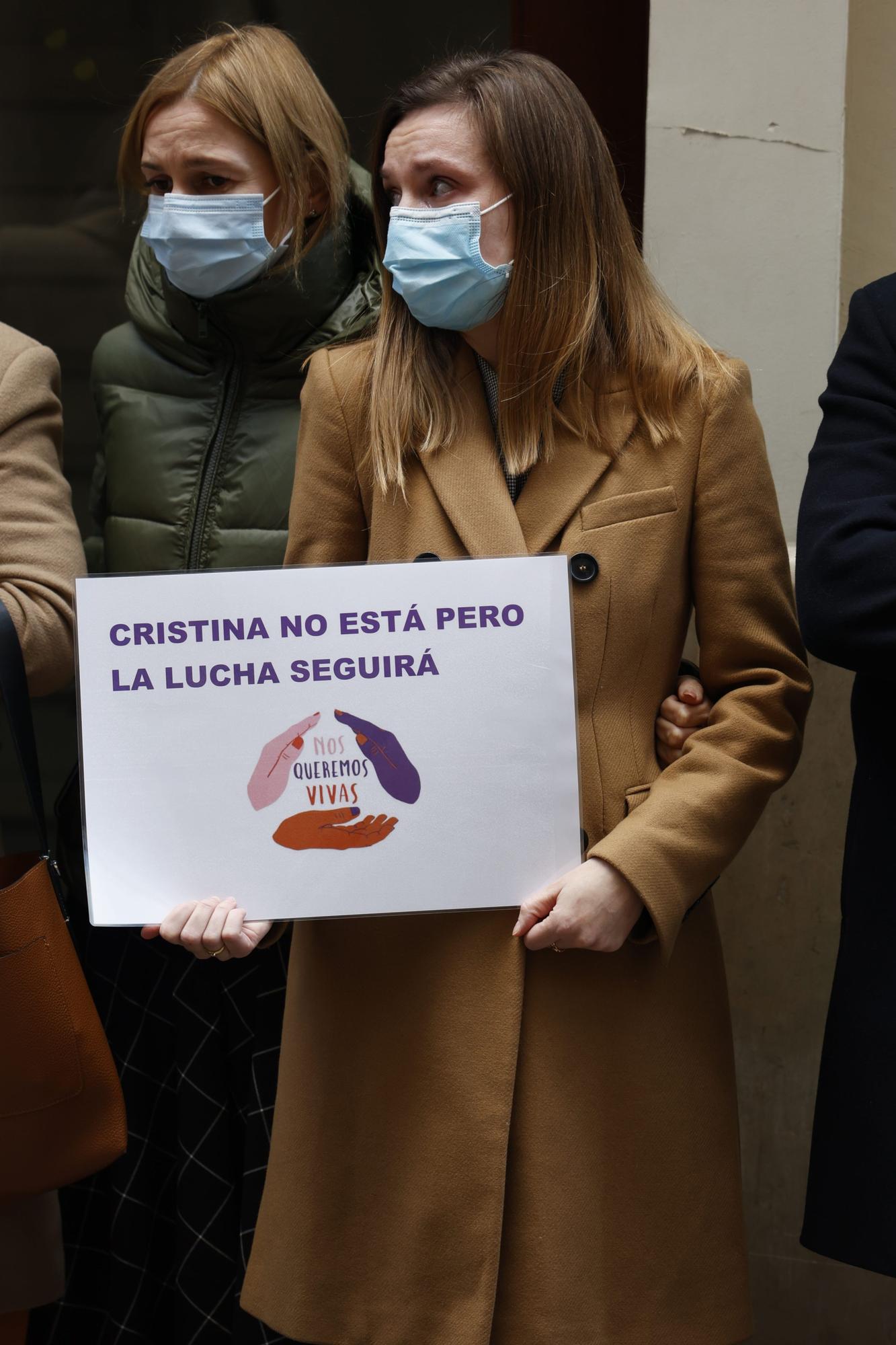 Minuto de silencio por Cristina, la mujer asesinada en València el sábado por su pareja