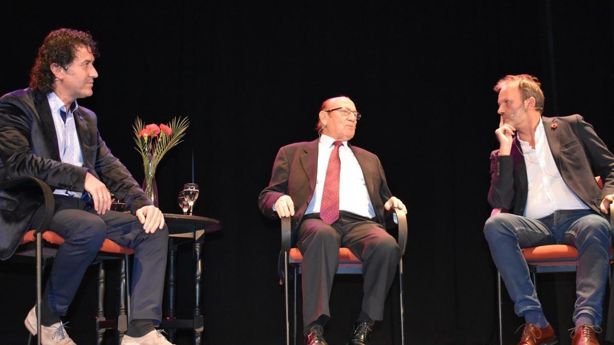 Diálogo íntimo entre Fosforito, David Pino y Julián Estrada en el Teatro Circo de Puente Genil