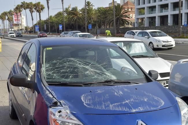 Farola caida sobre un coche en la avenida ...