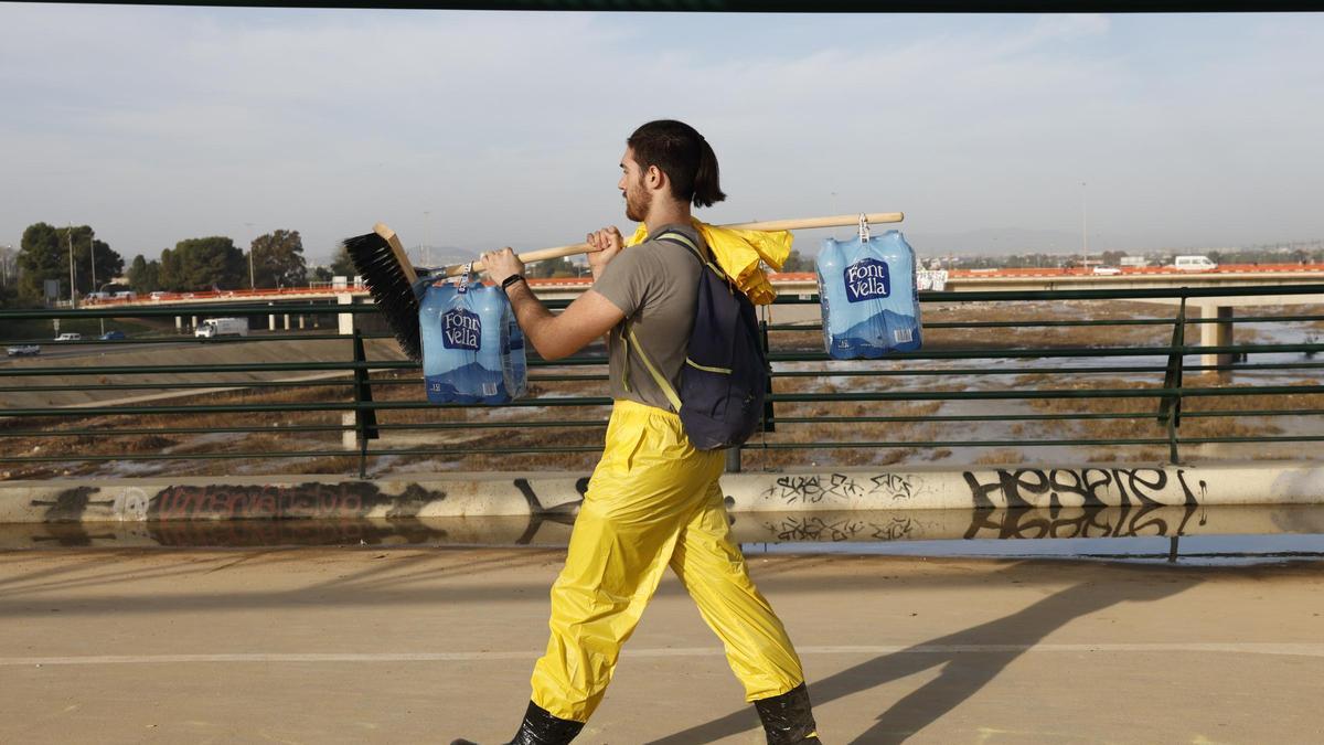 El 'Puente de la solidaridad' se ‘bautiza’ con un aluvión de palas, escobas y mascarillas