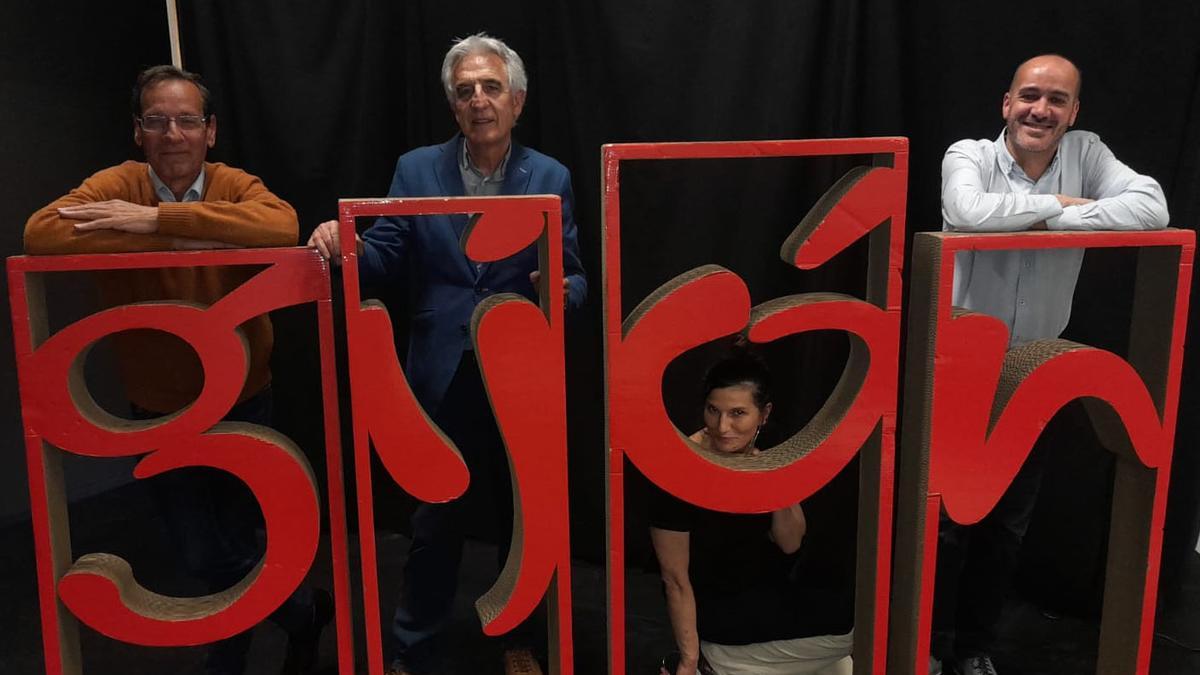 Los componentes del grupo “Asturboys and Swimmingirl" en Gijón