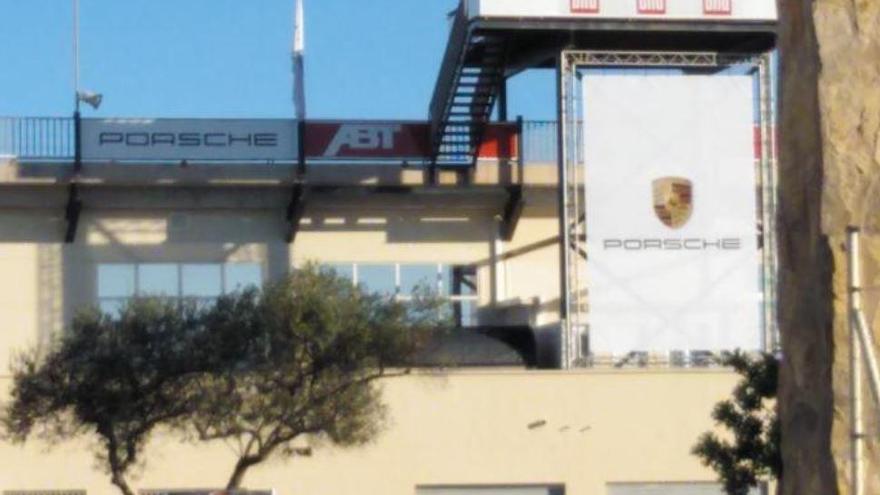 Ein großes Porsche-Banner an der Rennstrecke in Llucmajor ist am Mittwochmorgen (28.11.) von der Straße aus zu sehen