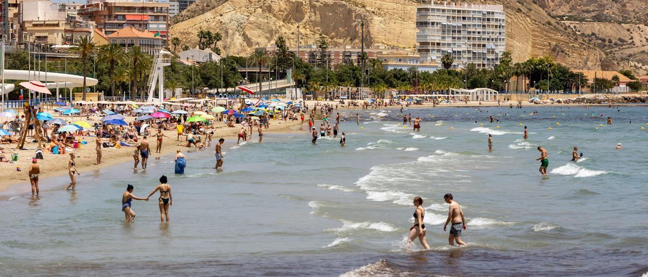 La playa del Postiguet de Alicante abarrotada de bañistas durante la ola de calor de estos días.