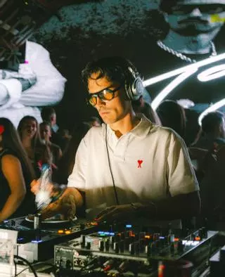 El DJ prodigio que despuntó en el colegio quiere reventar el Benidorm Fest: pinchó con David Guetta y batió un récord en Ibiza