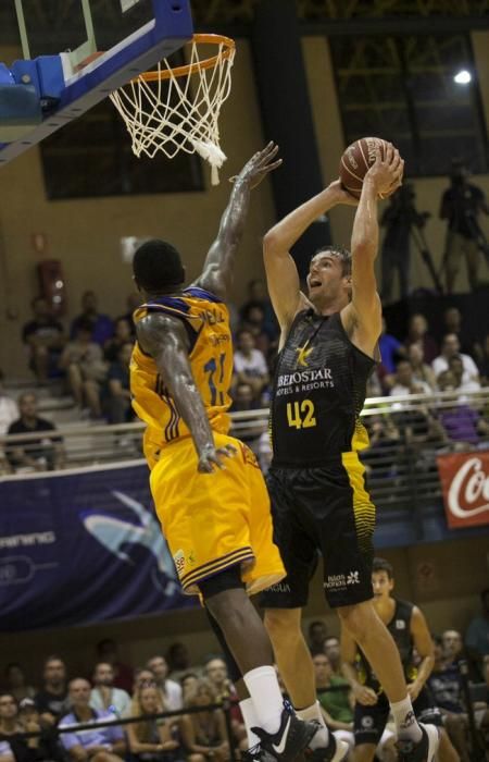 03/09/2016.DEPORTES .Partido de baloncesto amistoso entre el Iberostar Tenerife y el Herbalife Gran Canaria.