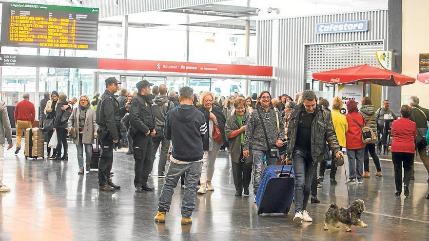 A diferencia de otros inicios de las vacaciones de Semana Santa, Renfe no llenó ayer todos los AVE que llegaron de Madrid.