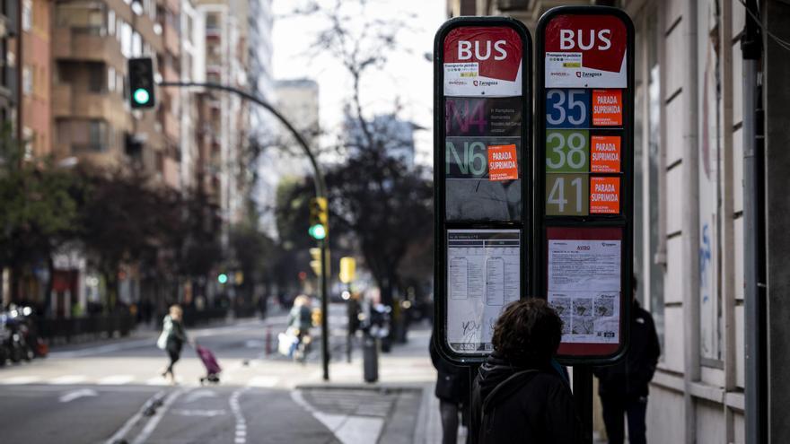 Más resignación que enfado por los desvíos de los autobuses en la avenida de Valencia de Zaragoza: “Fastidia un poco, sobre todo si vas justo de tiempo”