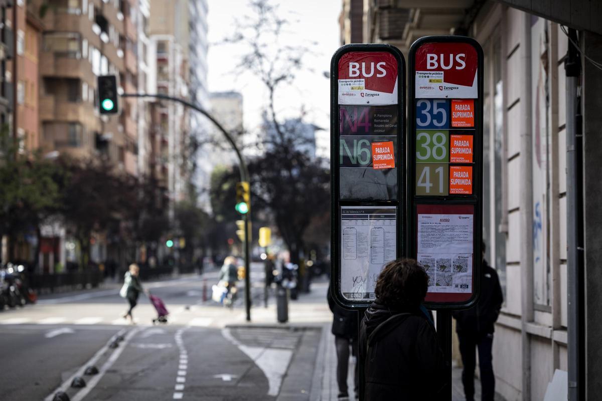 Una usuaria del autobús mira una de las paradas suprimidas