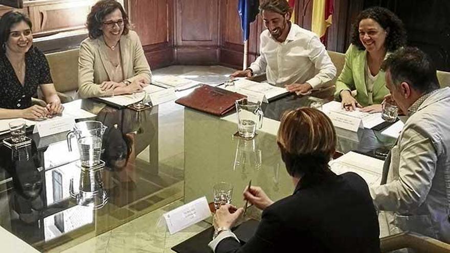 Imagen de la reunión bilateral mantenida ayer en la sede de la conselleria de Hacienda.