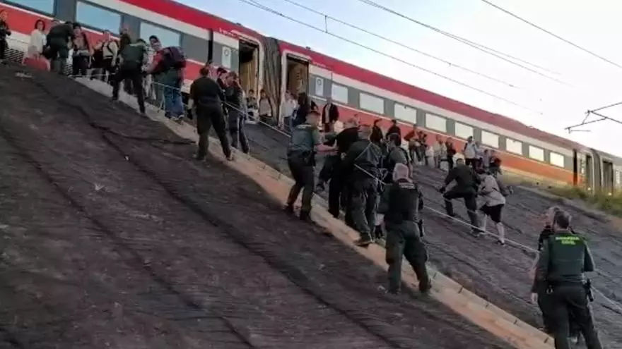 As赤 fue el rescate con cuerdas de casi 400 personas atrapadas en un tren por el apag車n